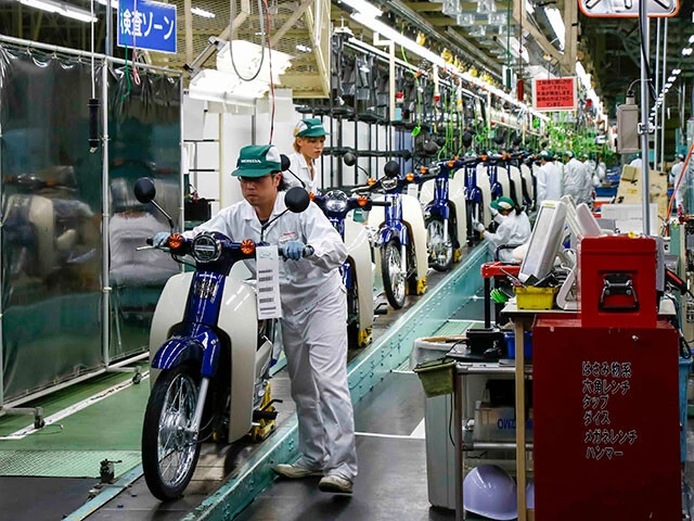 ホンダ自慢のバイクがスーパーカブだ。シリーズの世界生産台数は累計で1億1000万台超！　通勤通学、買い物、郵便配達などを支えてきた