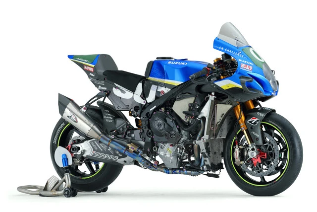 上の写真同様8耐を駆け抜けた実機。外装パーツを外している関係で、各部に溶けて飛び散ったタイヤ片がこびりついているのがわかる