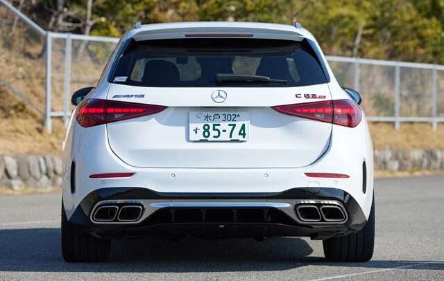 リアに輝く「C63S」のエンブレムは赤く縁取られている。マフラーは4本出し