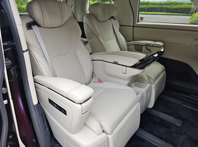 2列目シートにはオットマン付きパワーシート、上質な格納式テーブルなどを装備