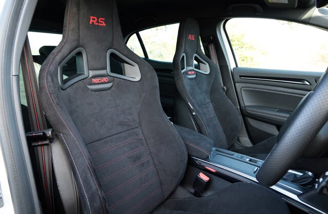 燦然と輝くRECARO製のバケットシート。表皮は質感の高いアルカンターラを採用