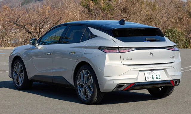 玄人筋から美しいと評判の後ろ姿。トランクはハンズフリーの電動タイプ。荷室は390リットル