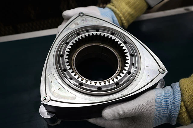 MX-30ロータリーEVに搭載されている8C型ロータリーエンジン。そのキモとなるのがこのローター。両手に収まるコンパクトさに驚く