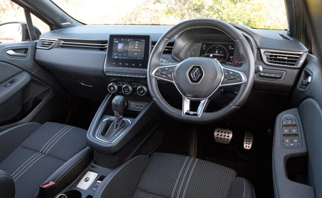 ステアリングホイールなどルーテシアE-TECHエンジニアード専用装備が満載