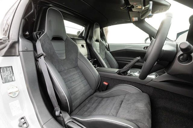 シートに滑り込むだけでテンションは爆上がり。さすが日本が世界に誇るスポーツカーである