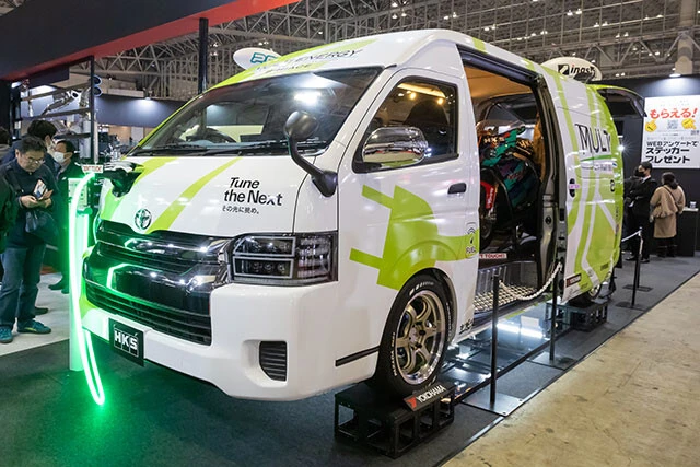 HKS「e-ハイエース＂マルチエナジー＂コンセプト」チューニング大手のHKSのブースには商用利用が多いハイエースが出展されていた。脱炭素の社会を視野に入れた環境対応試作車
