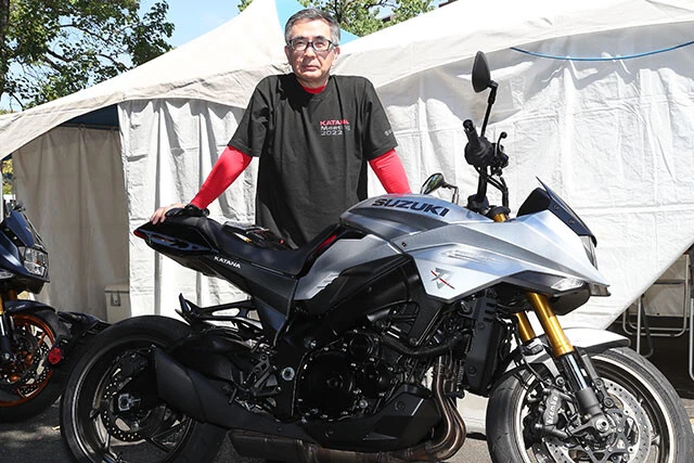 中小企業型経営を掲げるスズキ。トップ自らがファンミーティングイベントでバイクを駆るなど、額に汗して実践している