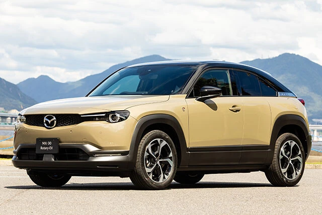 マツダ「MX‐30 ロータリーEV」価格：423万5000～491万7000円／昨年11月に発売開始。ちなみに市販車に発電機とはいえ「ロータリーエンジン」がブチ込まれたのは、2012年に生産が終了したRX-8以来となる