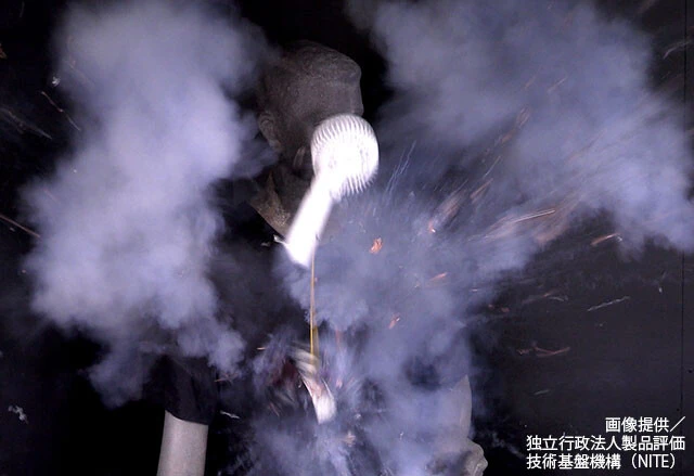 災害級の酷暑もあり街中には携帯扇風機を手にする人をよく見かけるが、適切な使用を怠ると、ご覧のように破裂してしまう