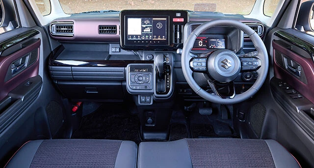 レベチの上質さを誇るコックピット。収納スペースの数もハンパない