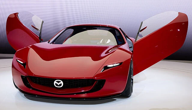 マツダ「アイコニックSP」全長×全幅×全高（㎜）：4180×1850×1150　ホイールベース（㎜）：2590　最高出力（PS）：370　車両重量（㎏）：1450／昨秋開催されたJMSでぶっちぎりの注目を集めたのがマツダのアイコニックSP。マツダの販売店には気の早い顧客からの問い合わせもあったそうな