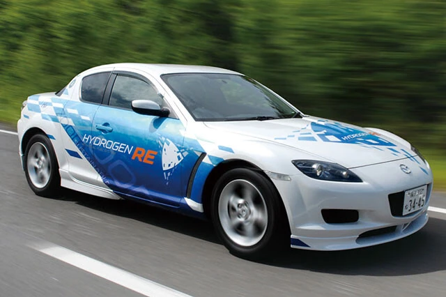 水素とガソリンの二刀流　マツダ「RX‐8 ハイドロジェンRE」マツダRX-8ハイドロジェンREは、ガソリンでも水素でも走行できるクルマ。ちなみに運転席のスイッチで燃料（水素とガソリン）を切り替えられる
