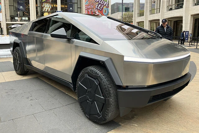 衝撃にも程がある見た目のテスラ・サイバートラック。最上級モデルの価格は1400万円