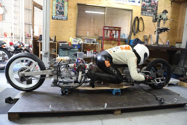 精密金属加工のスペシャリスト「マルマエ」や非鉄金属商社「白銅」の協力によって、各所の部品をチタンや超々ジュラルミンなどへ変更。フロントアームも「Gクラフト」がアルミ目の字断面パイプを制作。そして、ホイールも「ゲイルスピード」によるマグネシウム合金の特注品に