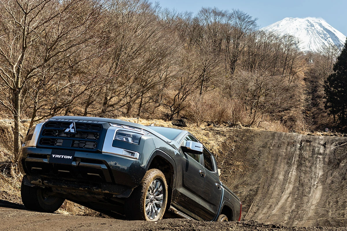 三菱「新型トライトン」が人気のワケ。5m超のワガママボディ＆お値段500万円以上なのに販売好調！