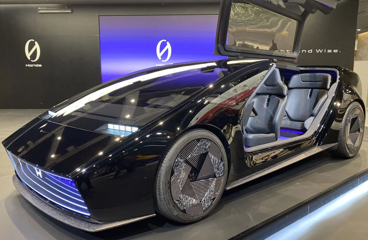 第1位 ホンダ「ゼロシリーズ サルーン」はね上げ式ドアを採用した新型EVのサルーン。写真で見るよりも室内は広い。ちなみにインパネにスイッチ類はひとつもない