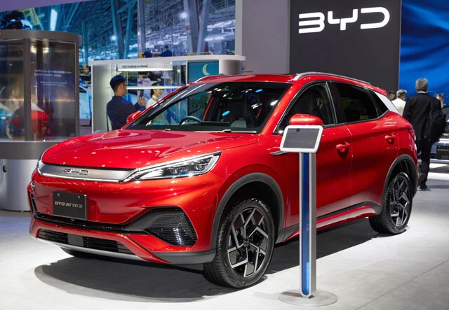 第4位 BYD「アットスリー」欧州車的な見た目と走りが話題の中国BYDのEV。しかし、本当にスゴいのは他の追随を許さない、無敵のカラオケ機能。価格450万円