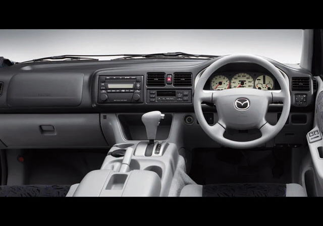 運転席は普通のワンボックスカーと変わらない