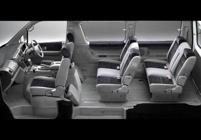 屋根裏じゃない部分の室内は普通の3列シート