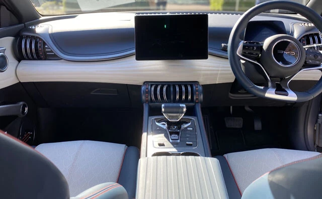 インパネとドアトリムには筋肉を想起させる縞模様が施されている