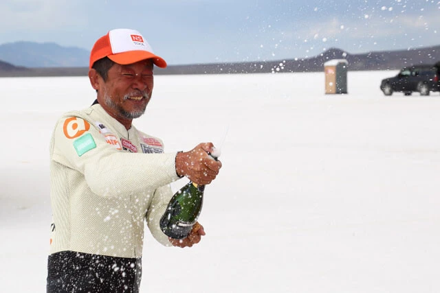 2019年の「ボンネビル・モーターサイクル・スピード・トライアルズ(BMST)」で6つのオートバイ世界最速記録を達成した近兼拓史氏。しかし、この笑顔の裏ではさらなる速さを探究していた