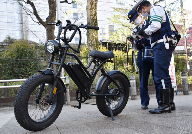 違法モペットを取り締まる警察官。ちなみに11月下旬の新宿区歌舞伎町には信号無視を繰り返すノーヘルのモペットが多数......