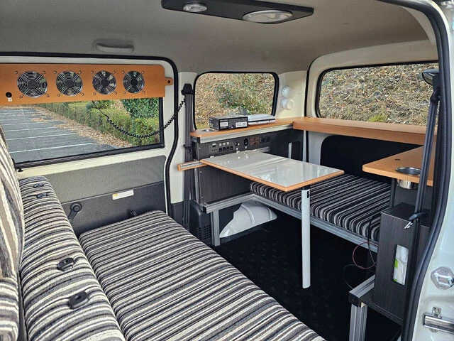 シートアレンジによって、ご覧のように仕事も食事も普通に足を下ろしてできる