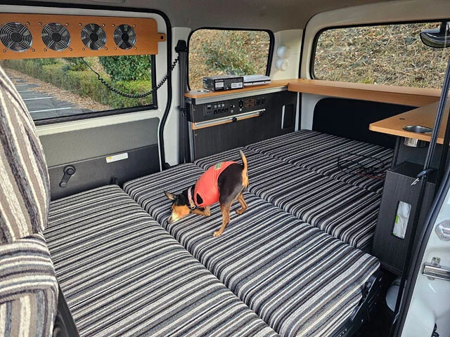 新しいクルマに愛犬ちょんぴーを乗せ、再び全国各地を車中泊で旅するという