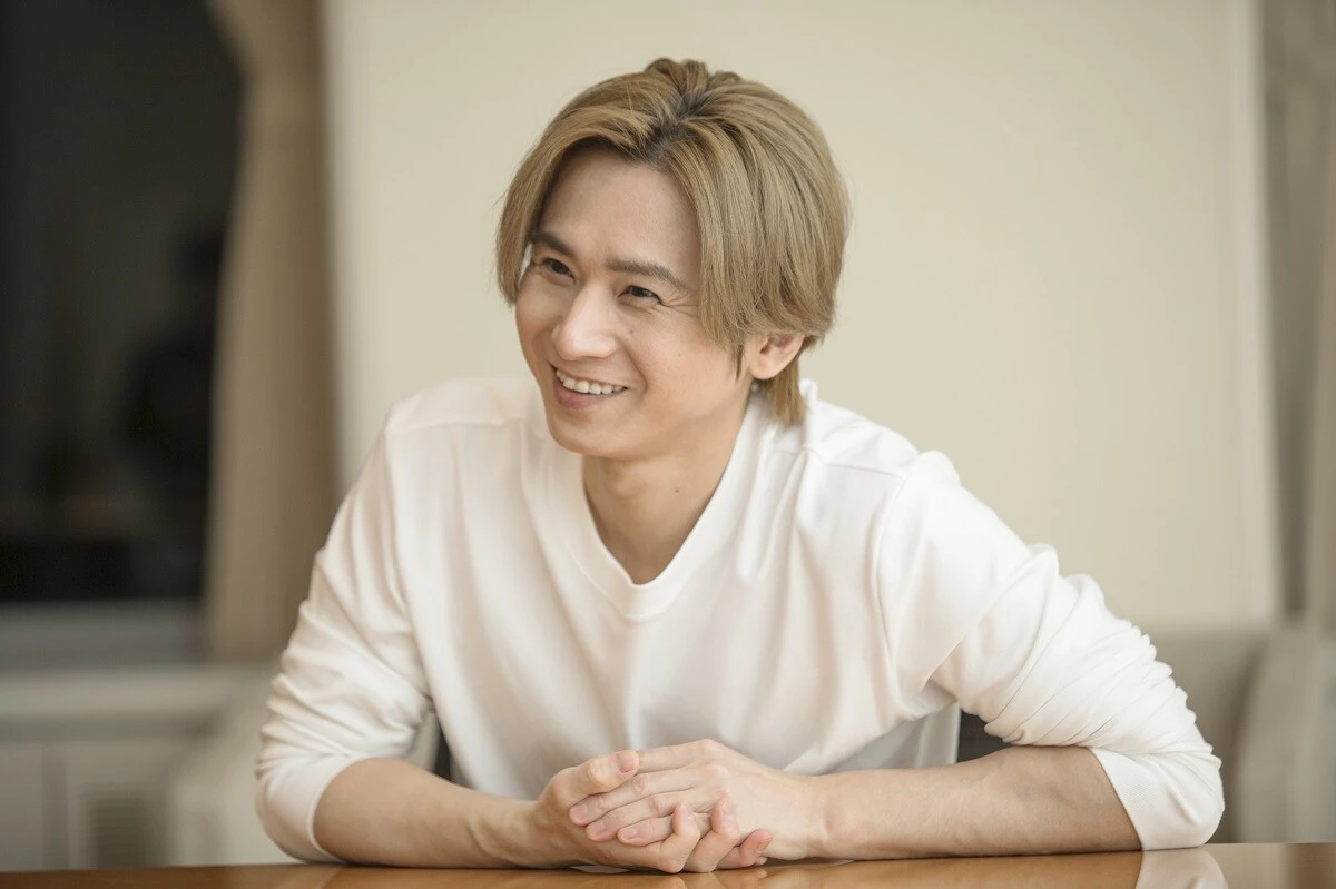 「ニューウェイ氏が設計し、ホンダのパワーユニットが搭載されたマシンでアロンソが元気に走る姿を早く見たい!」と話す堂本光一