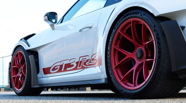 ボディサイズは全長4572㎜×全幅1900㎜×全高1322㎜。車重はわずか1450㎏!!