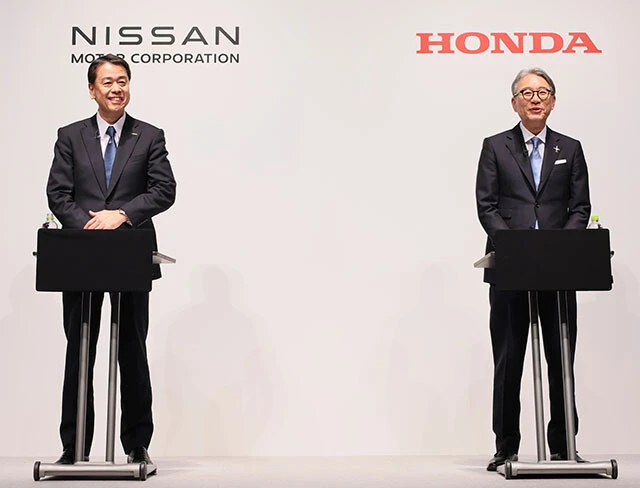 EVなどの分野で協業の検討を始めるという覚書を結んだホンダの三部敏宏社長(右)と、日産の内田誠社長(左)