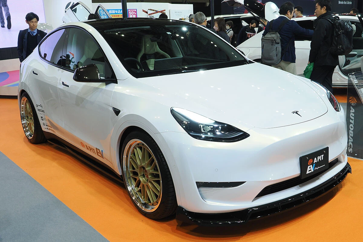 アピットEV「モデルY　パフォーマンス」自社製作の車検対応チューンでサーキットに挑むアピットオートバックス。EVでもカスタムを楽しめることを証明するクルマだ