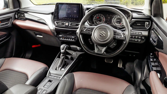 コックピットに滑り込むと、その質感の高さと洗練度に仰天。「インド製のクルマ」という先入観は一気に吹き飛ぶ