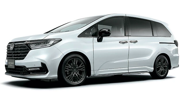 ホンダ「オデッセイ」価格 480万400～516万4500円。昨年12月8日に発売。2年ぶりのニッポン復帰となる。ちなみに新型オデッセイの生産は中国。つまり、このゴツ顔は輸入車なのだ