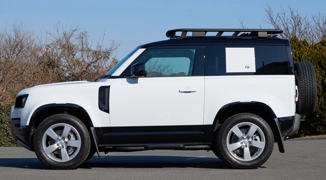 ボディサイズは全長4510㎜×全幅1995㎜×全高1970㎜。車重は2340㎏と超ヘビー級