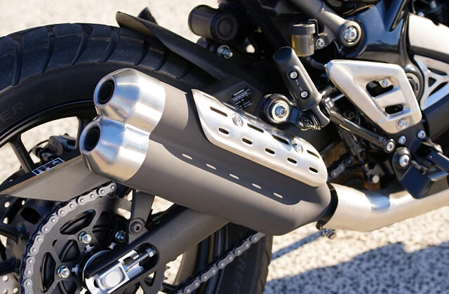 シングルエンジンらしい乾いた歯切れの良いサウンドを奏で、走行中も男心をそそる