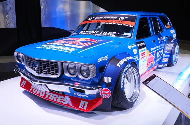 【やりすぎ第3位】トーヨータイヤ ファースティ 初公開されたファースティ(マツダ・サバンナRX‐3)。この懐かしの名車を駆り、マッド・マイク選手が「D1グランプリ」に参戦する