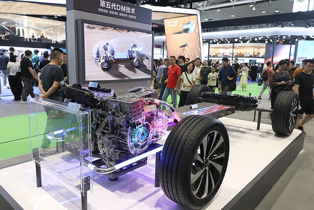 「秦L DM-i」には第5世代となるPHEVの最新技術がブチ込まれている。ちなみにBYDは3年ごとにPHEVの技術をアップデート