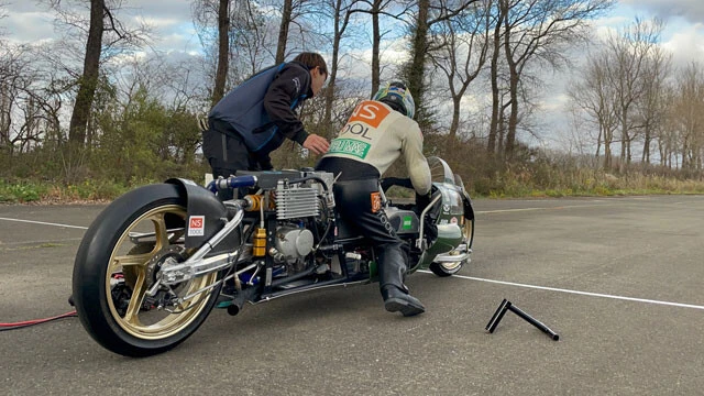 大潟村ソーラースポーツラインで公開テストを行なった近兼氏