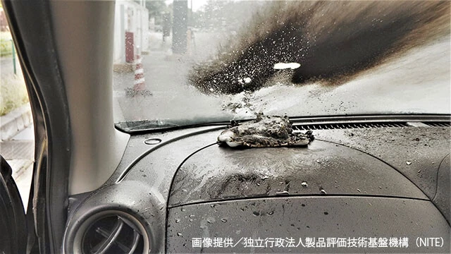 鎮火後の車内の様子。モバイルバッテリーが見るも無残な姿になっている......