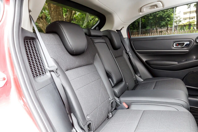 身長170㎝の大人4人が乗車した場合でも、後席の膝の前には握りこぶしふたつ半の余裕が!