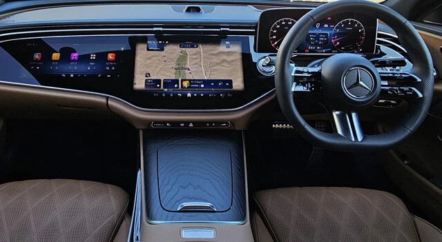 オプションの「MBUXスーパースクリーン」が搭載されており、インパネ中央から助手席までディスプレー! 未来感ハンパねぇ!!