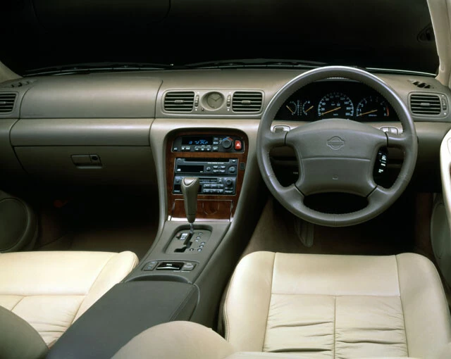 ウォールナットの木目などで格調高いJ.フェリーのインパネまわり