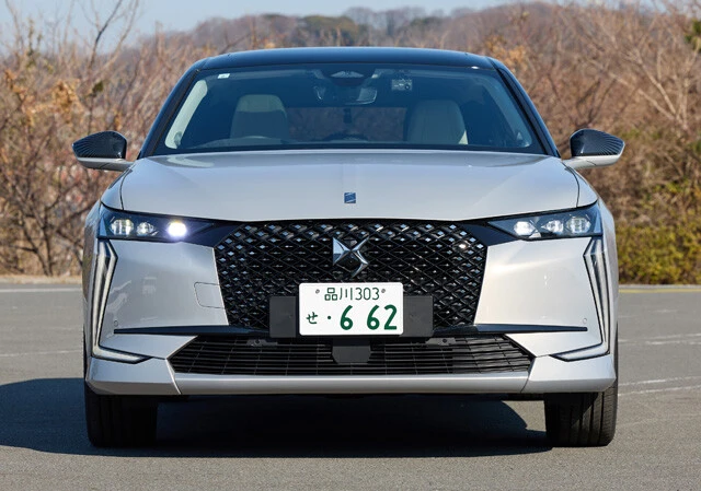 DSオートモビル DS4 エスプリ・ド・ヴォヤージュ E-テンス　価格：695万6000円　2種類の星というかダイヤモンド的な形で構成されているフロントグリル。たぶんこういう顔面をエレガントと呼ぶのだろう