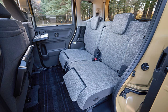 多彩な機能を持つ後席。新開発のテーブルは牛乳パックサイズのドリンクを収納できる