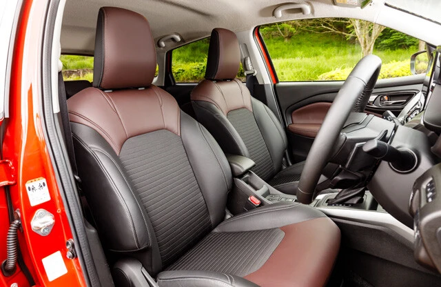 シートは革とファブリックを用いている。ブラックとボルドーの2トーン配色となる