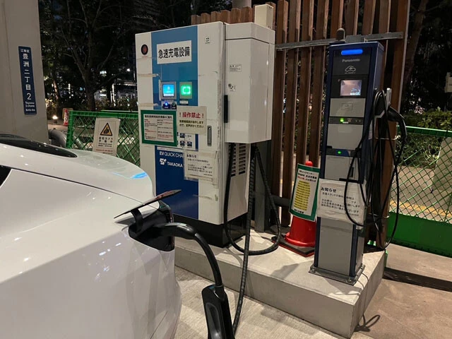 自治体や商業施設などで無料開放されている高速充電器は、走行コストを抑えたいEVオーナーの頼みの綱。しかし最近では慢性的に混雑しており、利用までに待ち時間が発生することも多い