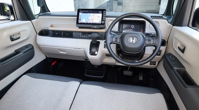 先代モデルと比較すると、スッキリした印象に変わったインパネ。運転のしやすさはピカイチ