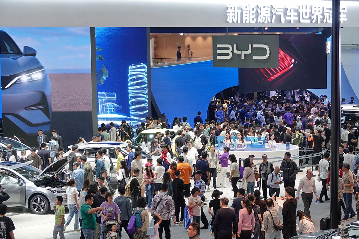 中国・北京で開催された北京モーターショー2024。BYDブースには観客だけでなく、世界中の報道陣が殺到したという