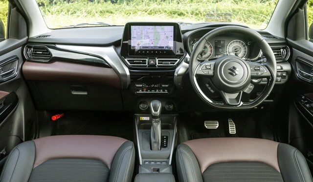 小さな高級車と言いたくなる上質な室内空間。ナビは出血覚悟の標準装備!